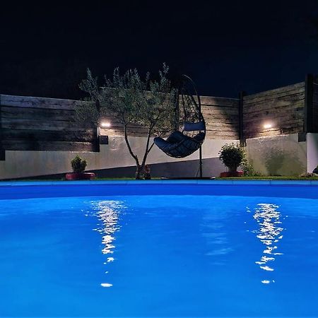 Holiday House Boost With Heated Pool Klis Exterior photo