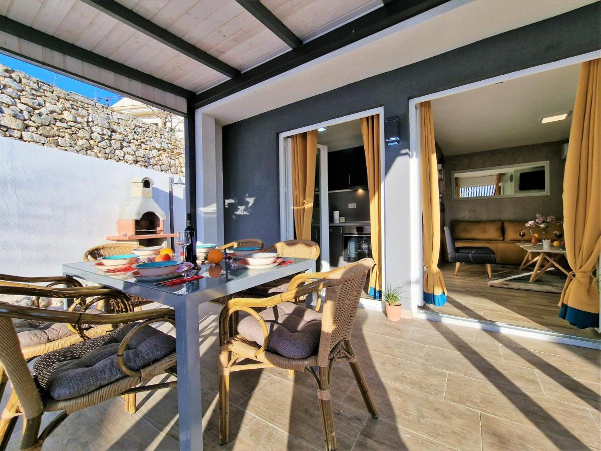 Holiday House Boost With Heated Pool Klis Exterior photo