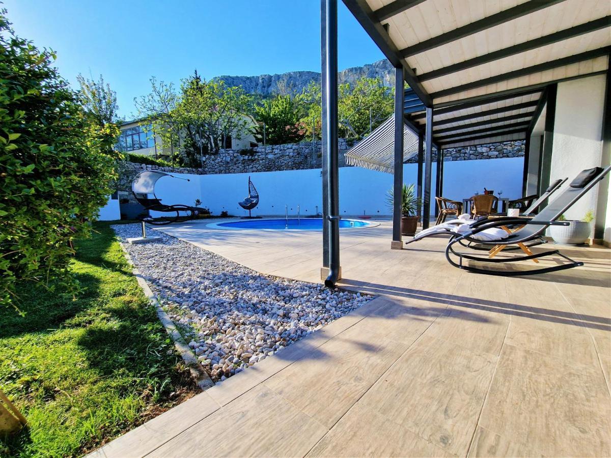 Holiday House Boost With Heated Pool Klis Exterior photo