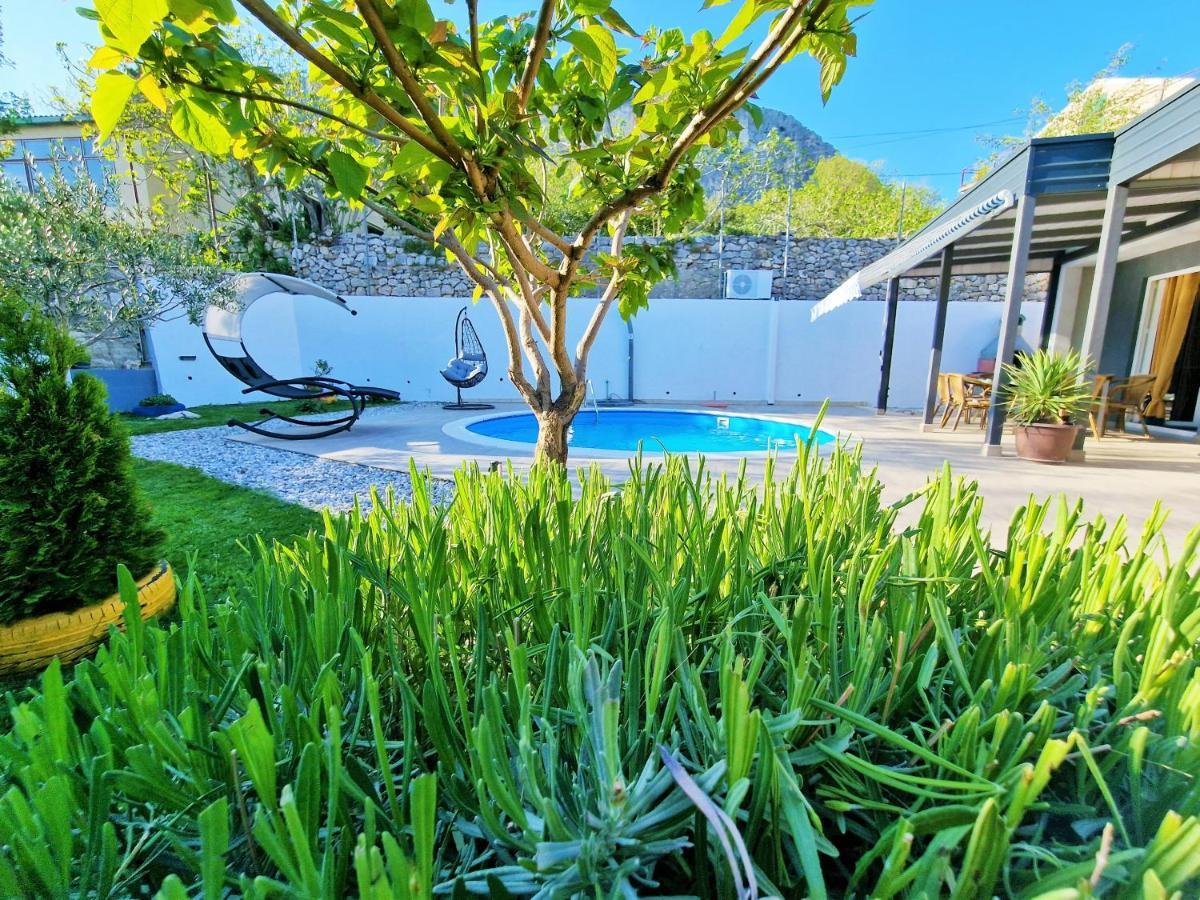 Holiday House Boost With Heated Pool Klis Exterior photo