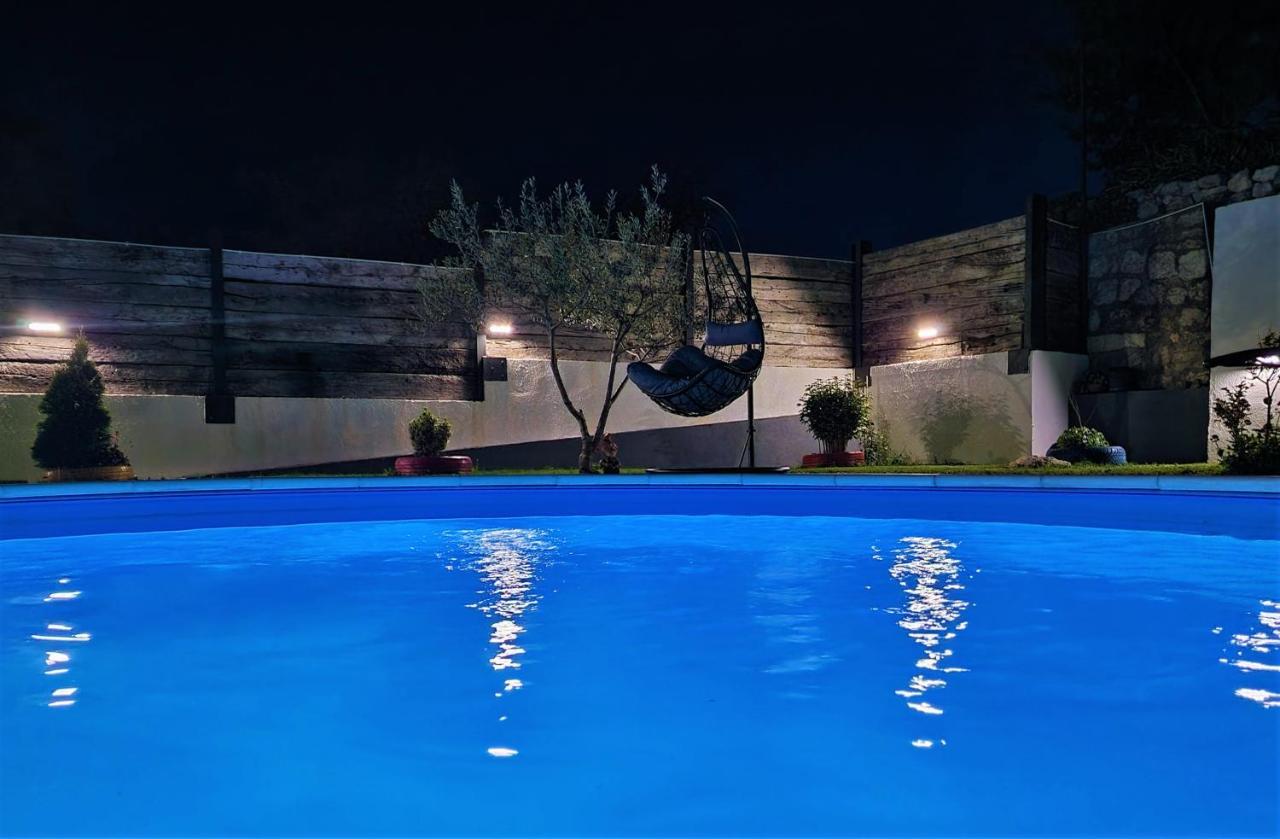 Holiday House Boost With Heated Pool Klis Exterior photo
