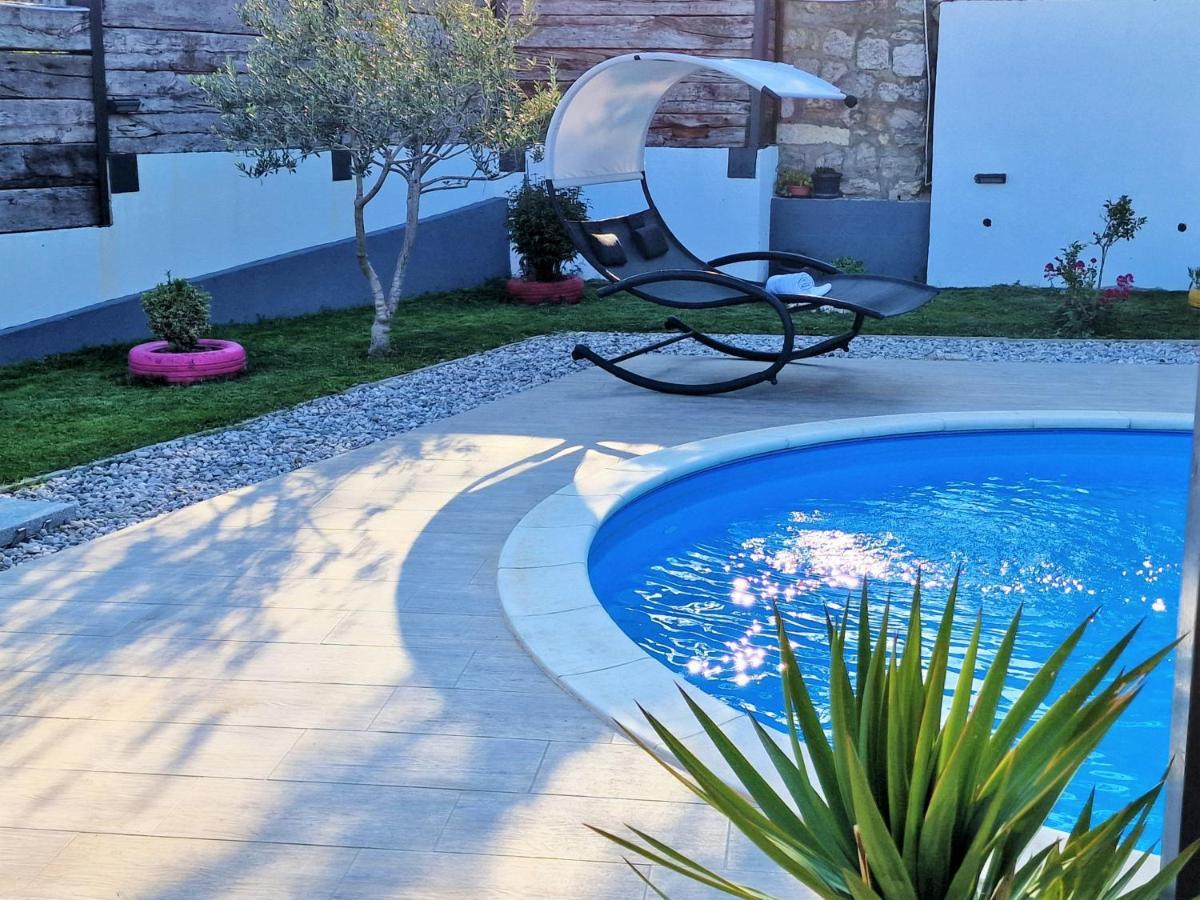 Holiday House Boost With Heated Pool Klis Exterior photo