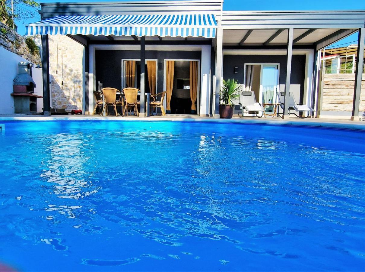 Holiday House Boost With Heated Pool Klis Exterior photo