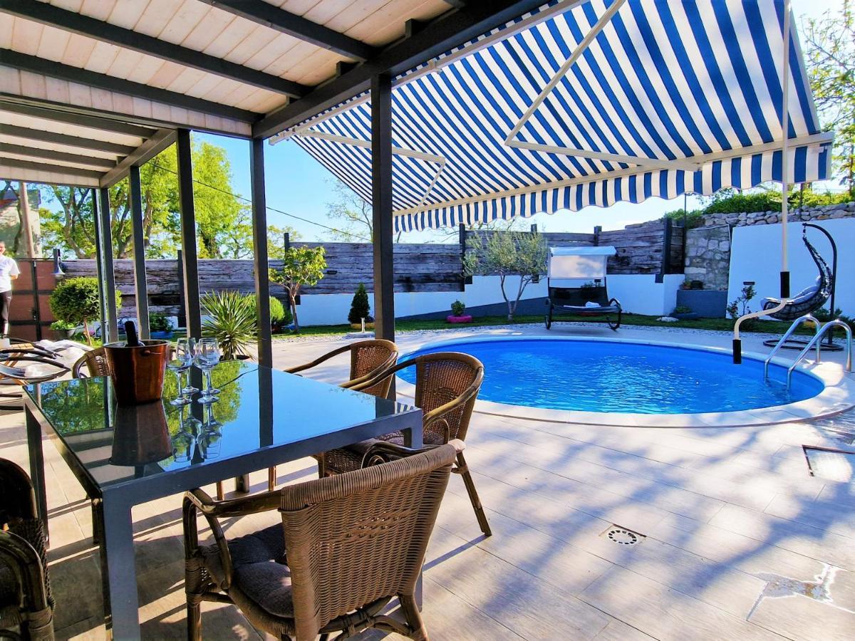 Holiday House Boost With Heated Pool Klis Exterior photo
