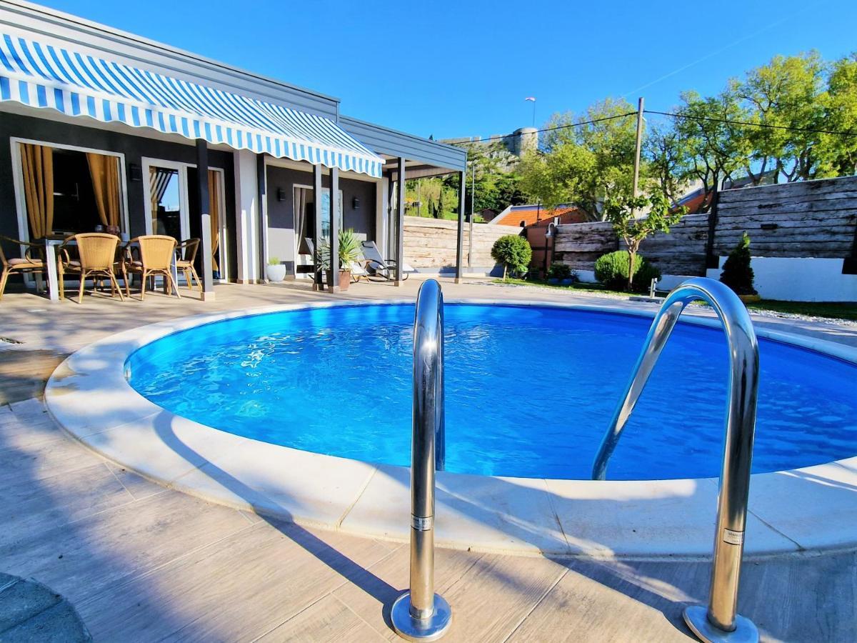 Holiday House Boost With Heated Pool Klis Exterior photo